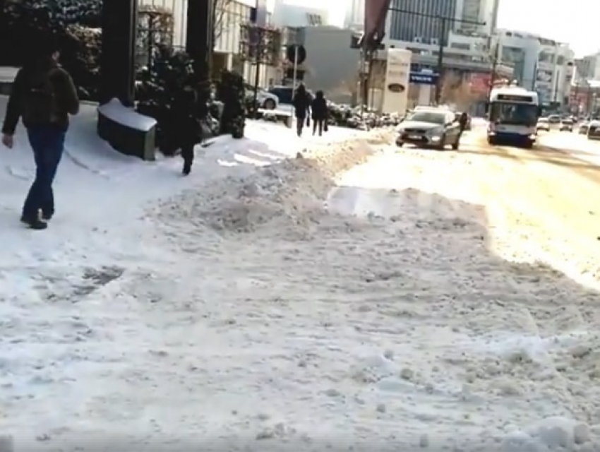 Сотрудник столичного отеля свалил снег на проезжую часть и стал героем возмутительного видео 