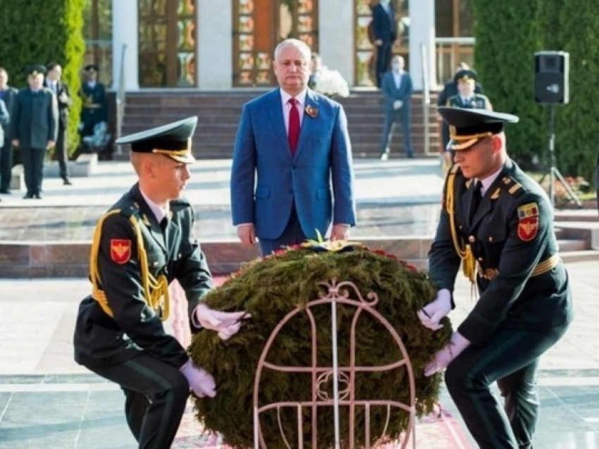 Экс-президент Додон осудил намерение запретить День Победы и Георгиевскую ленточку