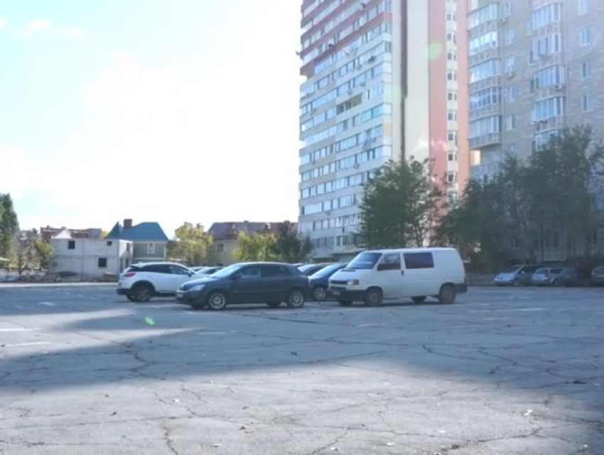 В Кишиневе две бесплатные парковки, но водители все еще оставляют свои авто в неположенном месте