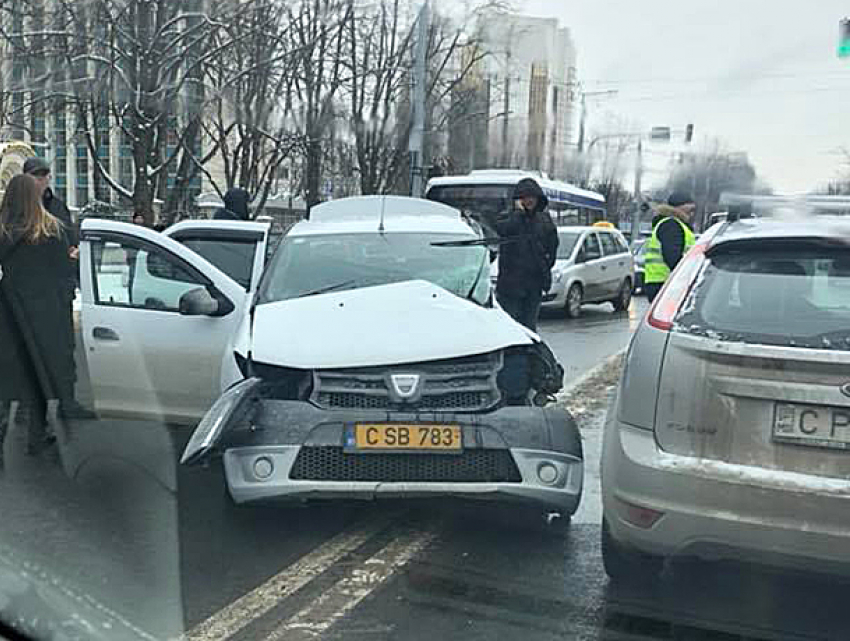 Пассажирка такси получила тяжелые травмы из-за лихого водителя, протаранившего троллейбус в Кишиневе 