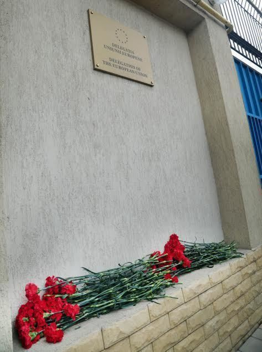 Социалисты почтили память жертв взрывов в Брюсселе 