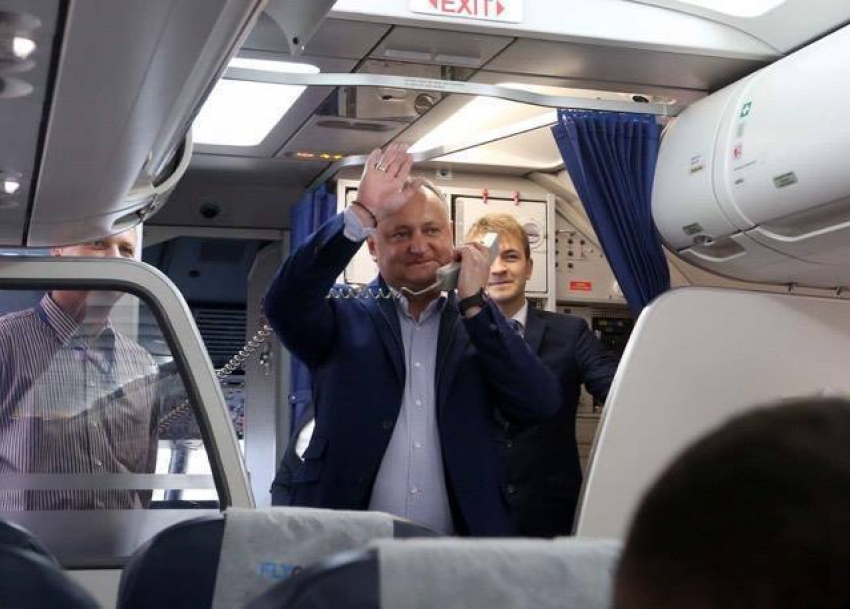 В самолете Кишинев-Москва президента Молдовы встретили аплодисментами 