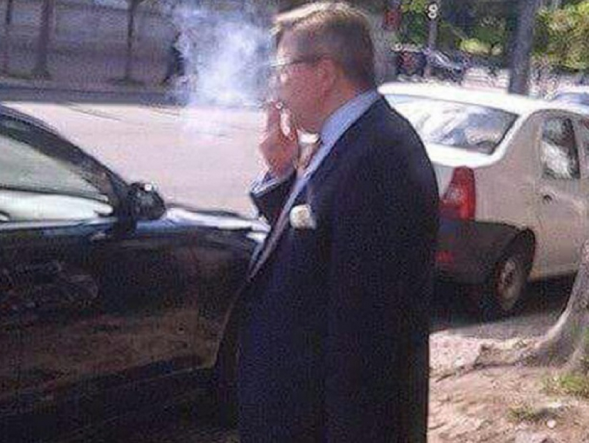 Курящего в общественном месте Пиркку Тапиола «поймали» в центре Кишинева