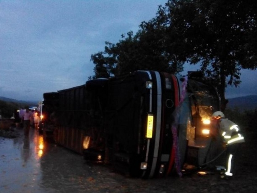 "Свадебный» автобус Кишинев – Унгены перевернулся, пострадали пассажиры