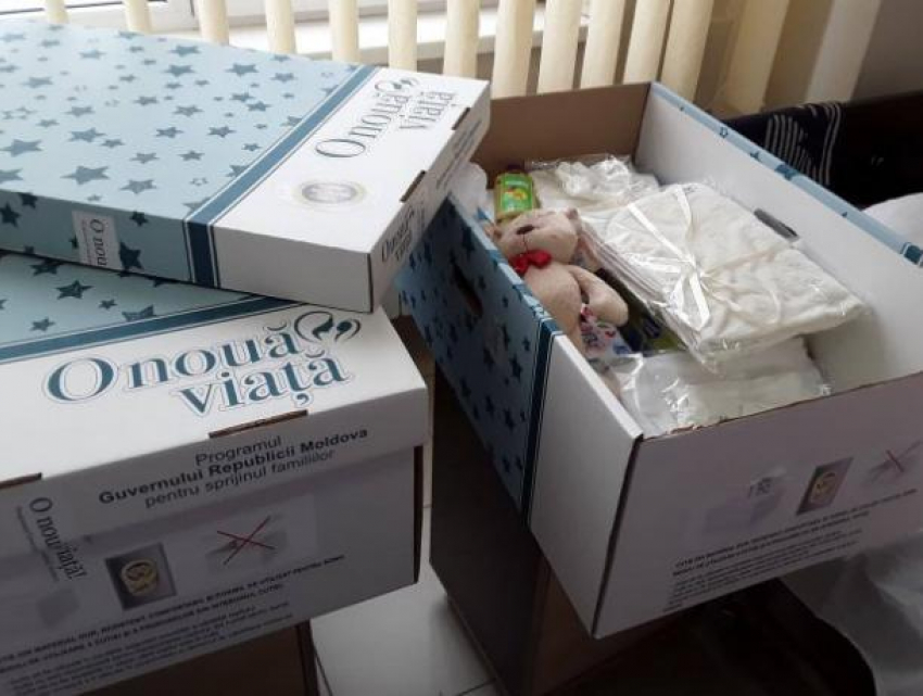 Более 5 500 семей получили наборы для новорожденных