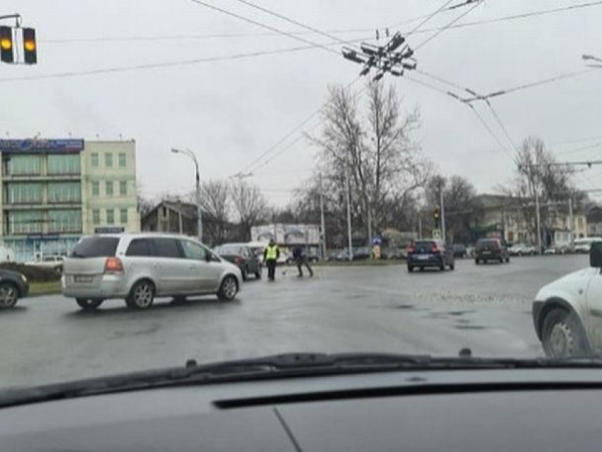 В Кишиневе полицейский заставил водителя бетономешалки убрать за собой после того, как на асфальт полился бетон