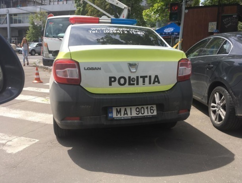 Наглая парковка полицейских на пешеходном переходе возмутила жителей Кишинева