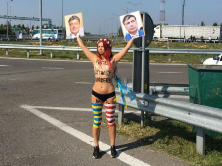 «Дураки без границ»: активистка Femen обнажила грудь против Саакашвили и Порошенко