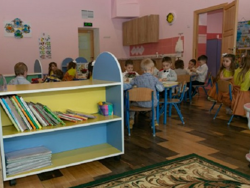 На данный момент открылись лишь 404 детских сада из 1398 по всей стране