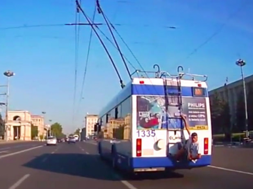 "Молдавского орангутанга", экстремально прокатившегося на троллейбусе по центру Кишинева, сняли на видео