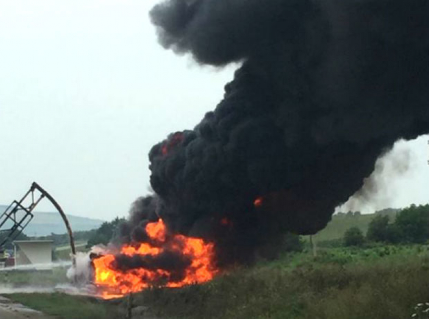 Апокалиптическое зрелище на трассе Кишинев - Бельцы: загорелся бензовоз с тоннами горючего