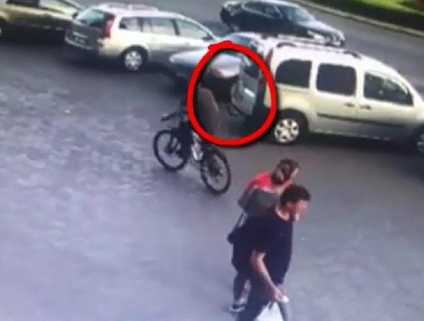 Серийный похититель велосипедов попал на видео в Кишиневе