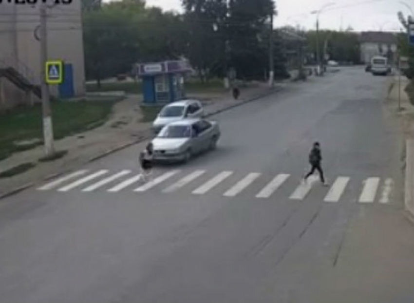 Неожиданный инцидент с перебегающей дорогу школьницей в Бельцах попал на видео