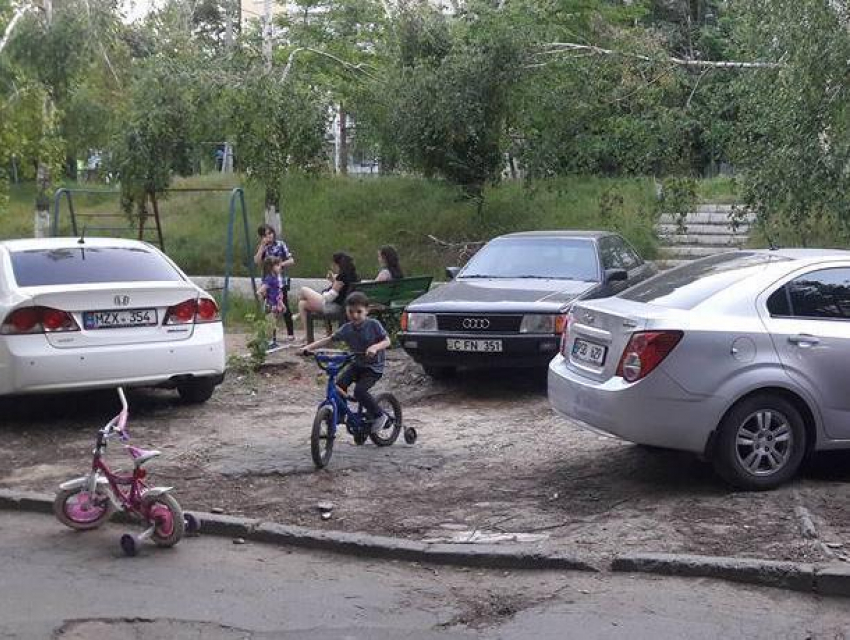 Автохамы на детской площадке в Кишиневе вызвали бурное возмущение молодых мам: «Быдло город захватывает» 