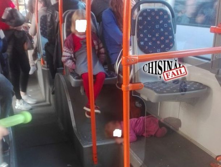 В Кишиневе дети уснули прямо на полу троллейбуса