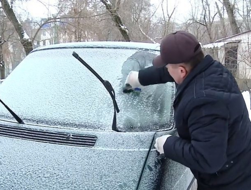 Обрушившийся на столицу ледяной дождь создал проблемы водителям и пешеходам 