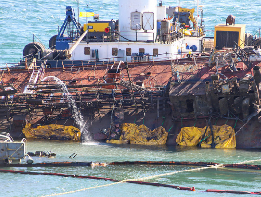 Танкер «под молдавским флагом» продолжает загрязнять одесский пляж 