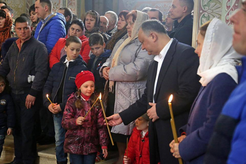 Игорь Додон вместе с супругой помолился за благосостояние молдавского народа в Кэприянском монастыре 