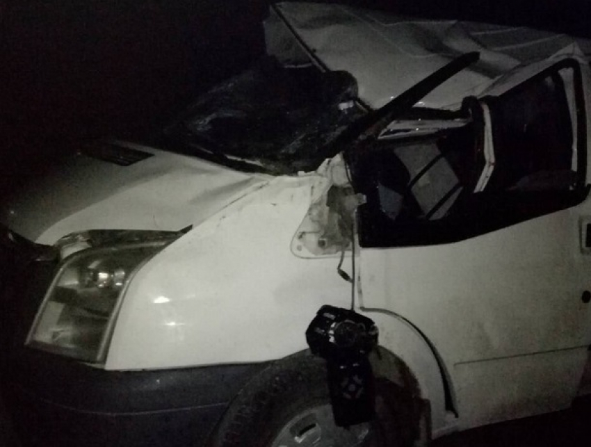 Водитель погиб при падении микроавтобуса в овраг в Сынжерейском районе