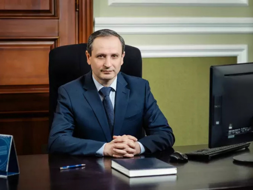 Ректор Технического университета призывает учиться дома, но его дочь поступила в ВУЗ в Чикаго