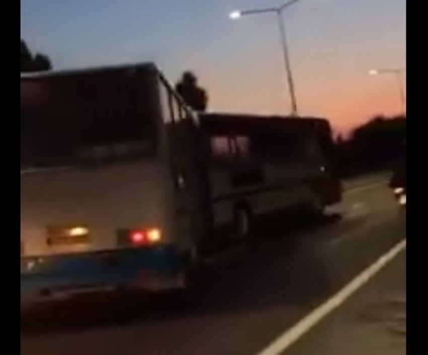 В Кишиневе засняли двойной автобус с отваливающейся половиной