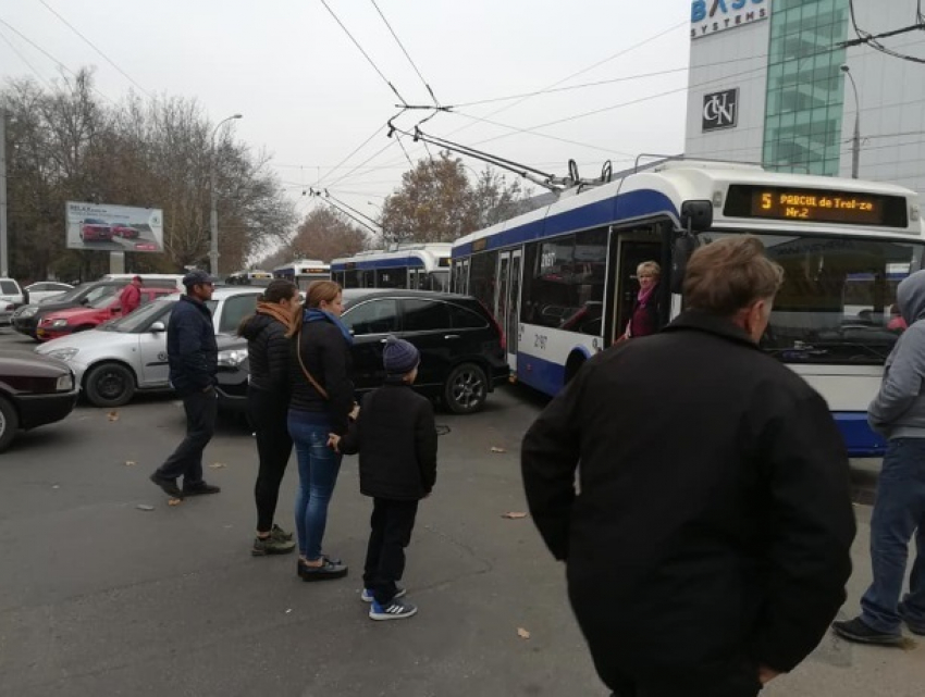Неправильно припарковавший автомобиль водитель парализовал движение троллейбусов на Скулянке