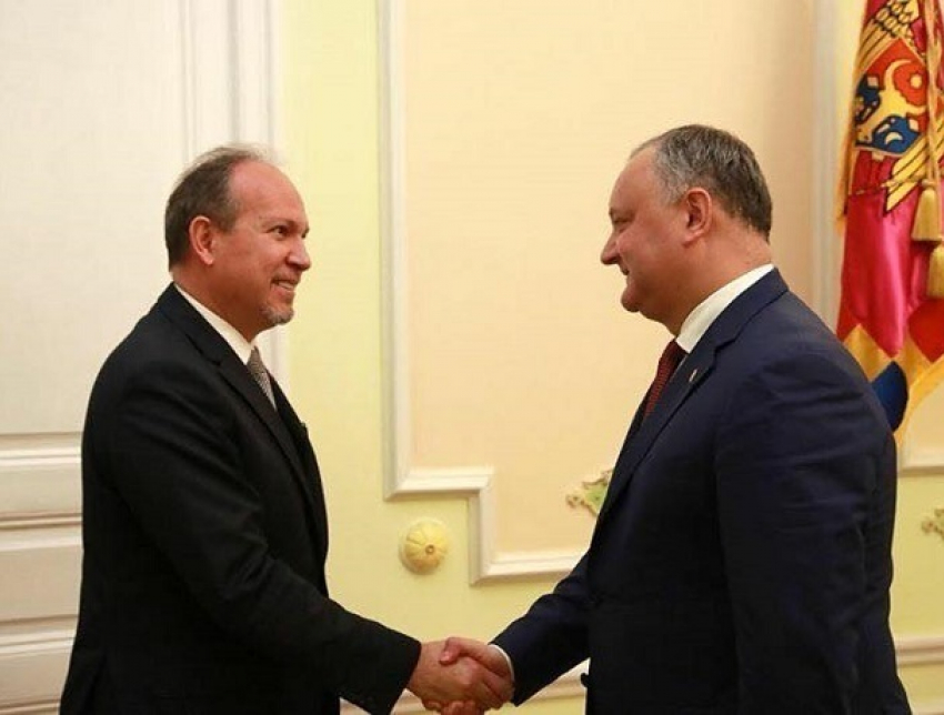 Игорь Додон вручил послу Румынии приглашение для визита президента в Кишинев