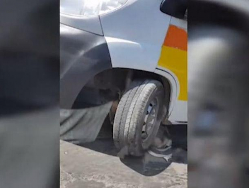 В Молдове из-за «хороших» дорог у машины скорой помощи вырвало колесо, пациент не дождался врачей