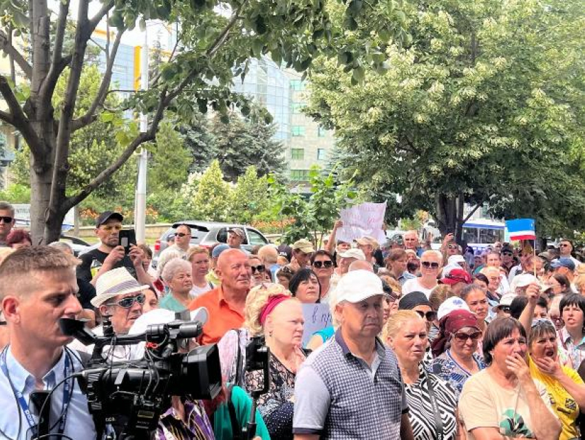 Протест в поддержку Евгении Гуцул и Светланы Попан у суда Буюкан: власть пыталась подавить протест при помощи информации о бомбе