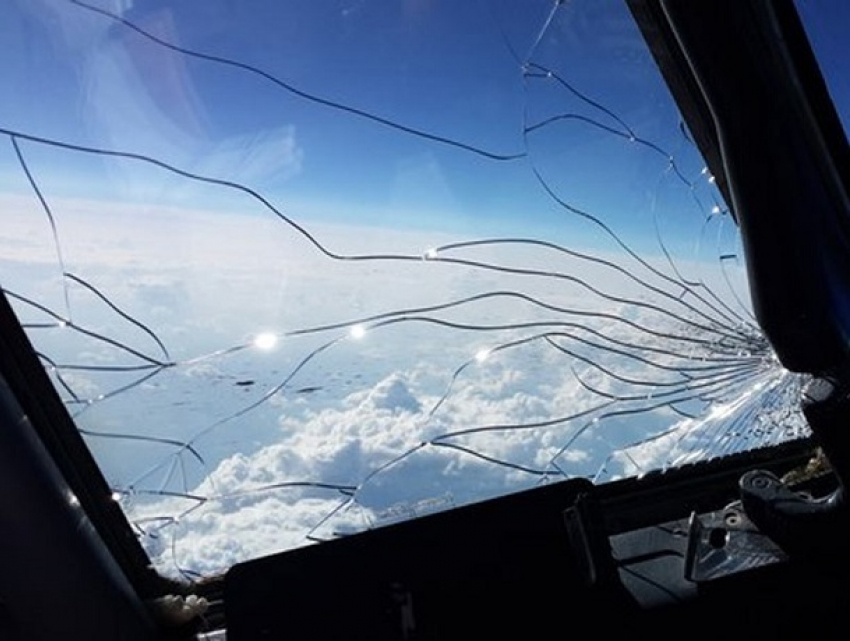 Трещина в лобовом стекле вынудила самолет Air Moldova вернуться в Кишинев