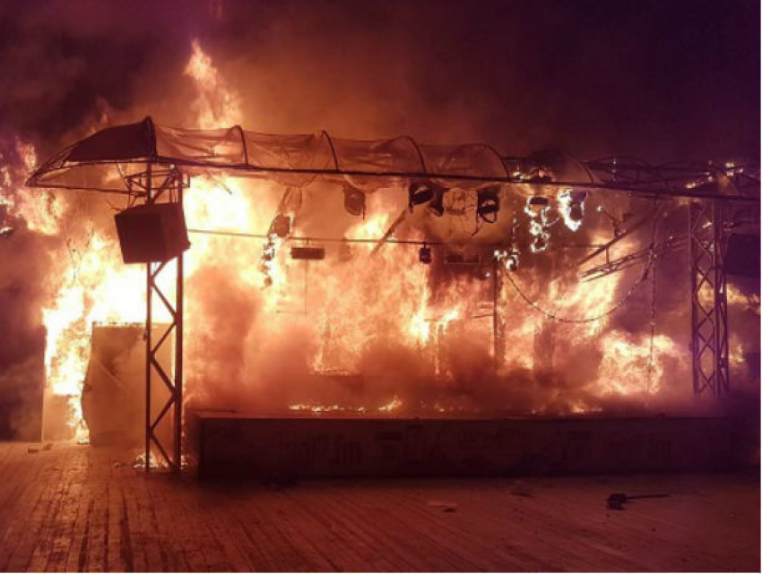 Известный ночной клуб в курортной зоне Одессы уничтожил впечатляющий пожар