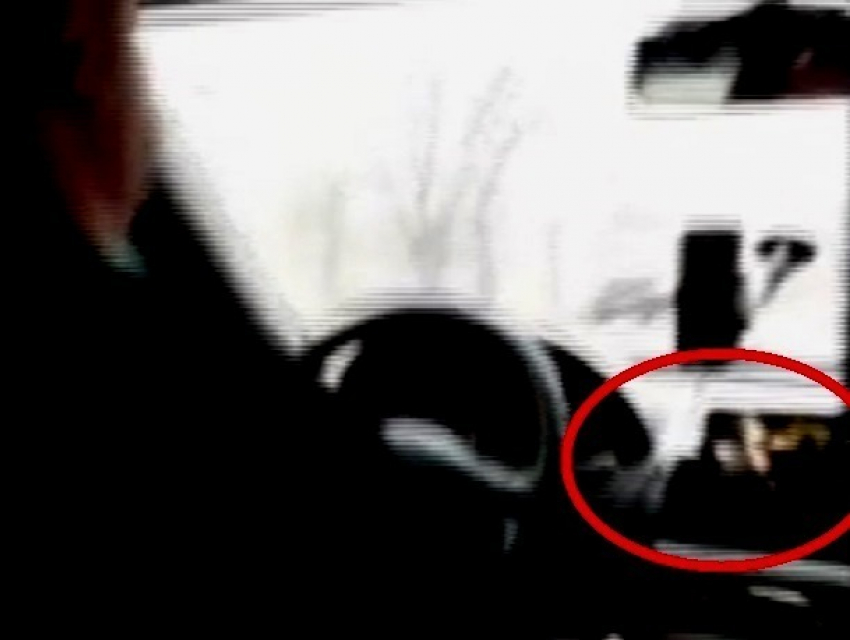 Возмущенная женщина сняла на видео, как столичный таксист развлекал себя за рулем