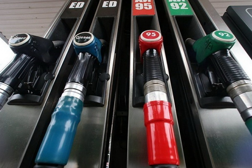 Хорошая новость для автовладельцев: цена на бензин и дизтопливо снизилась