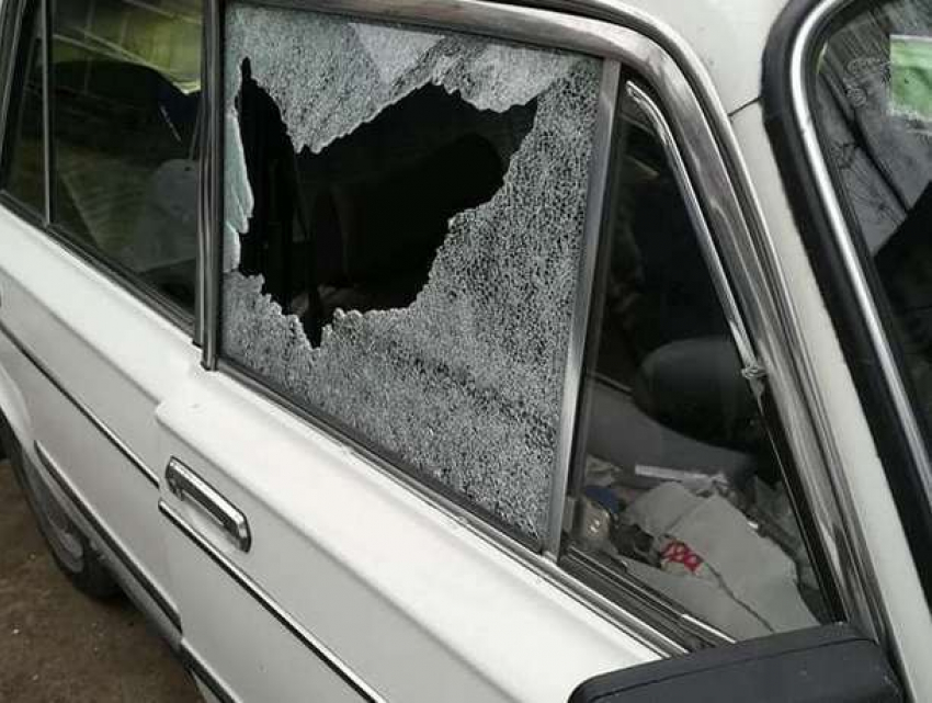 Вандалы продолжают громить машины в Кишиневе: этой ночью пострадали несколько «Жигулей»