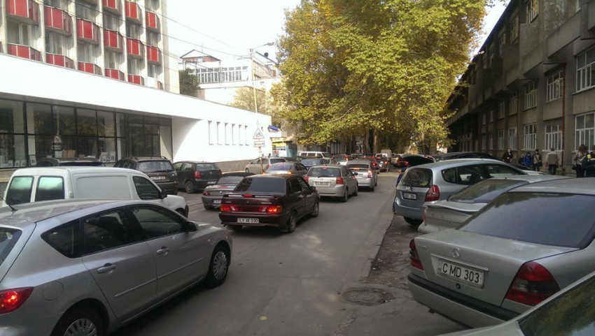 Блогер заснял «замечательные пробочки» в центре Кишинева