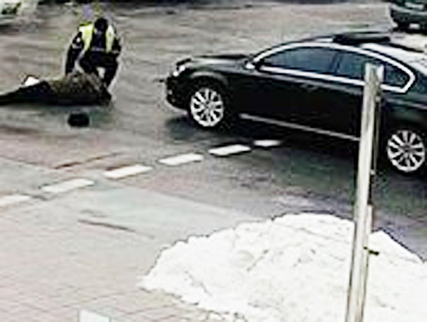Опубликовано видео, как автомобиль из кортежа Порошенко сбил пенсионера в центре Киева 