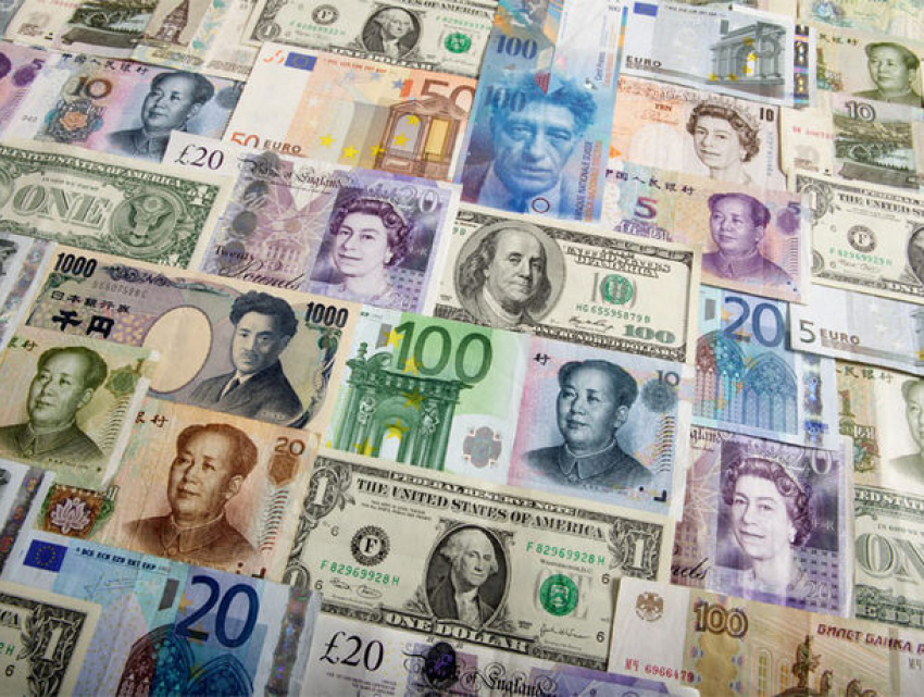 Евро и доллар растут по отношению к лею: курсы валют на пятницу и выходные