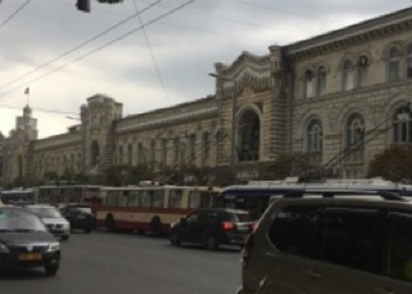 Десятки троллейбусов попали в электрическую ловушку в центре Кишинева