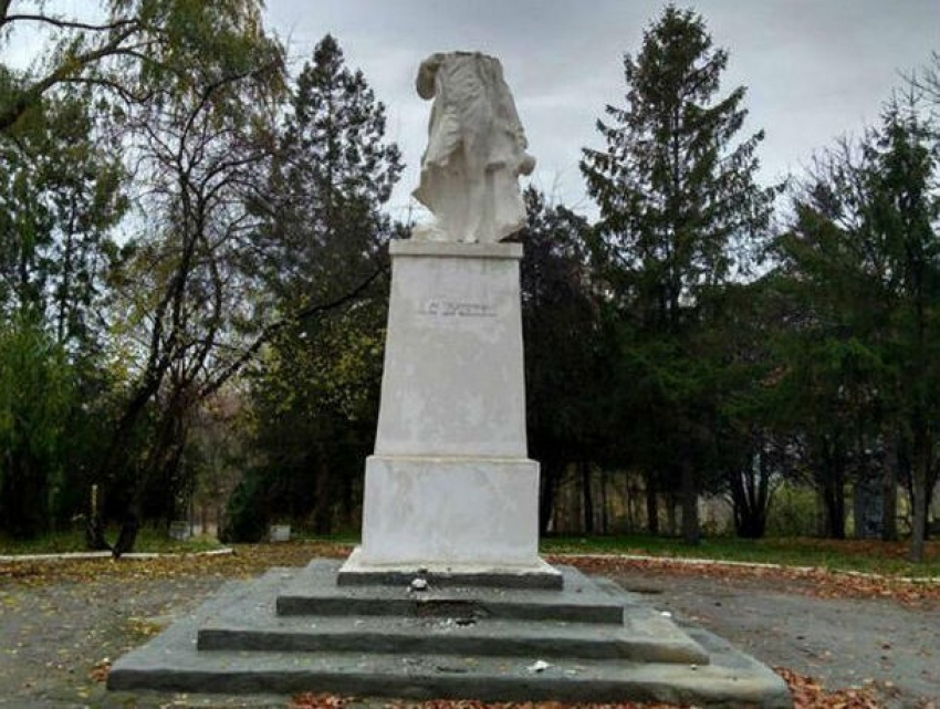 Обезглавленный вандалами памятник Пушкину в Фалештах будет отреставрирован при поддержке президента