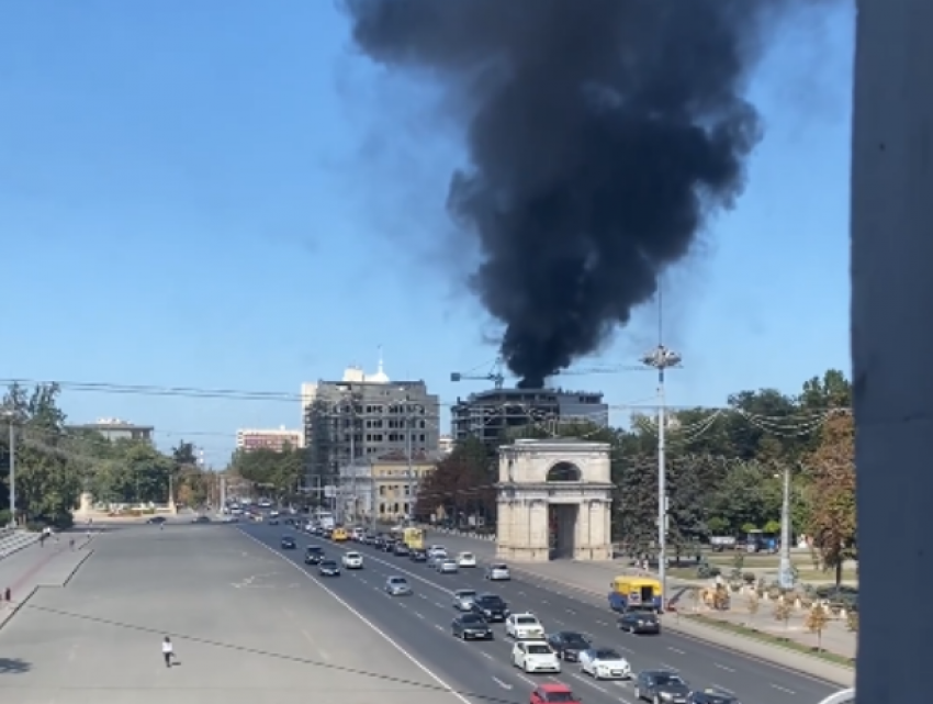 День пожаров в Кишиневе - возгорания в нескольких местах, валят клубы черного дыма