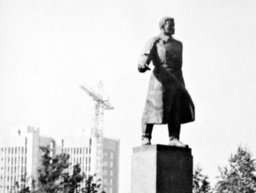 28 декабря 1982 - в Кишиневе установлен самый высокий памятник в столице