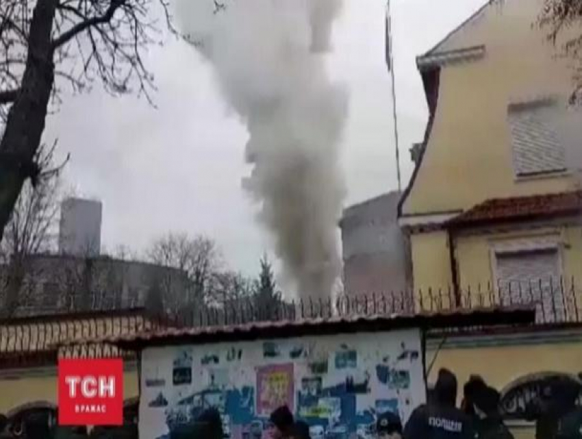 Здание посольства России в Харькове охвачено дымом, украинские «патриоты» протестуют