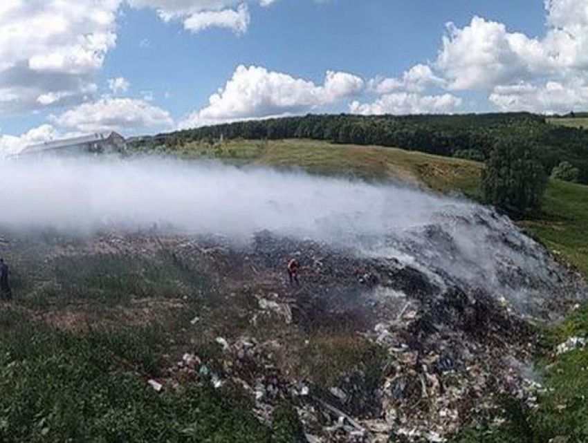 В Данченах горит мусорная свалка, дым накрыл почти всё село