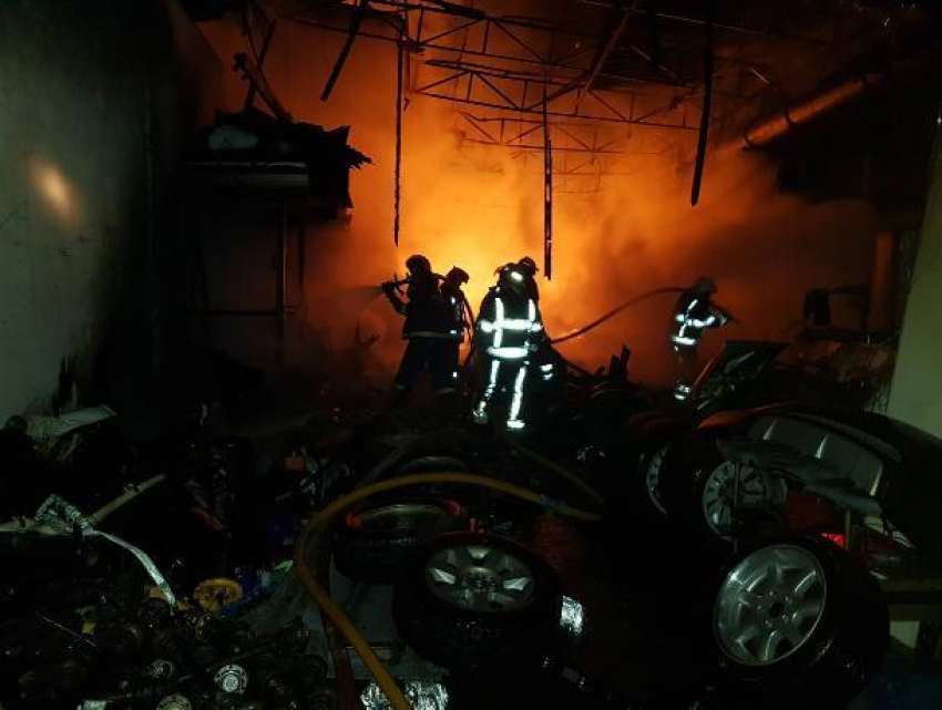В столице произошел пожар, в тушении которого участвовали около 80 пожарных