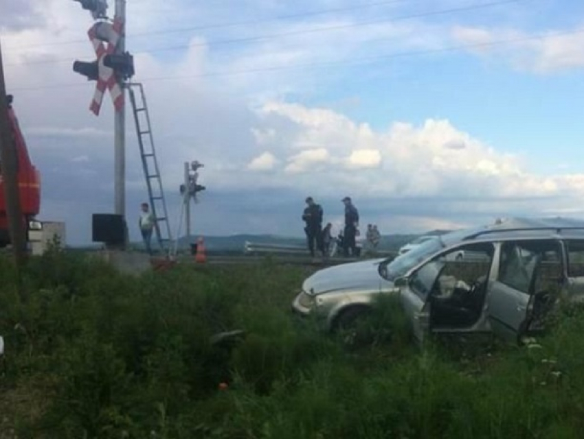 Жуткая смерть: четыре девушки погибли в автомобиле, раздавленном поездом