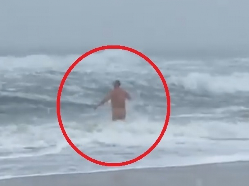 Голый мужчина совершил смелый эксперимент в ледяном море на пляже в Одессе и попал на видео