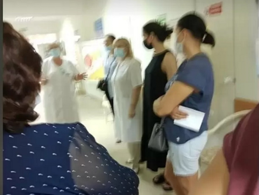 Обстановка накалена - в Кишиневе чуть не подрались в очереди за второй дозой ковид-вакцины