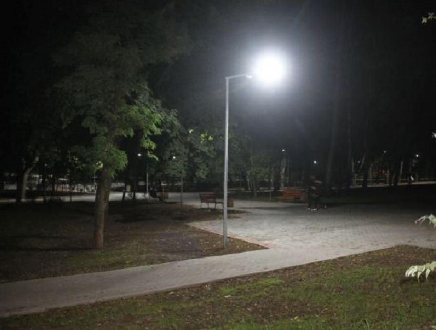 В парке «Алунелул» заработало новое LED-освещение