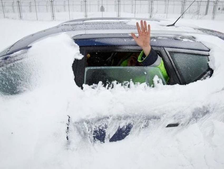 Граждане Молдовы застряли на внедорожнике в снегопад в румынских горах
