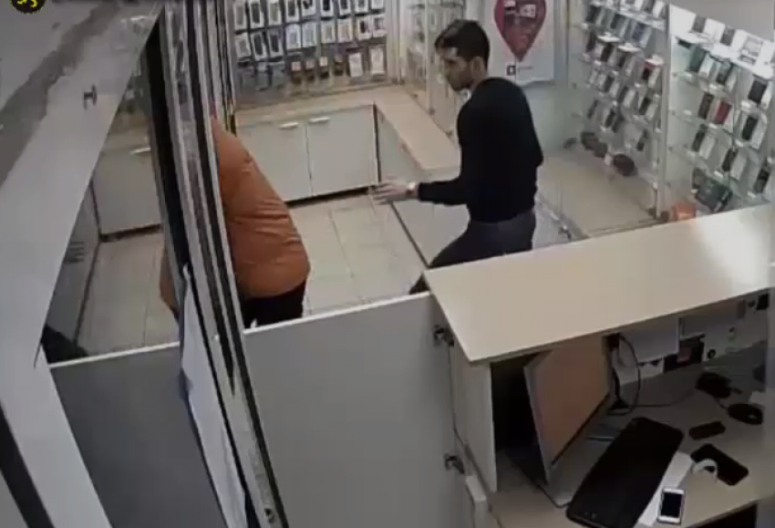 Полиция просит помощи в установлении личности преступника, укравшего мобильный телефон в магазине 